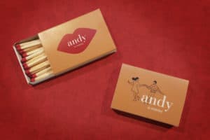 Petite boite d'allumettes rectangulaire, impression 360° et personnalisée à l'image du restauran "Andy". Coloris d'allumettes au choix.