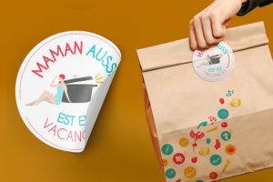 Étiquette autocollante ronde "Maman ausi est en vacances" pour fermer ses sachets de vente à emporter. Sachet imprimé personnalisé.