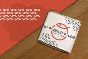 Chocolat café personnalisé avec logo du restaurant "Le Poisson Rouge"
