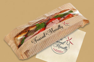 Sachet de sandwich et serviette en papier personnalisés avec un motif et le logo de la boulangerie "Le Fourbnil de marsilly"