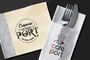 Serviettes en papier avec différentes textures et motifs et logotées "Crêperie du vieux port" et "Café du port"