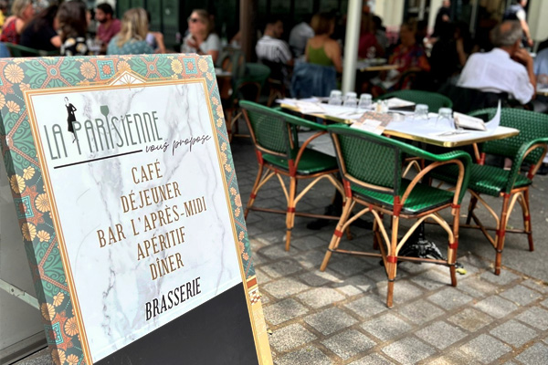 chevalet personnalisé avec zone ardoise et magnet pour le restaurant La Parisienne à Rennes - stop trottoir - affichage extérieur de menu