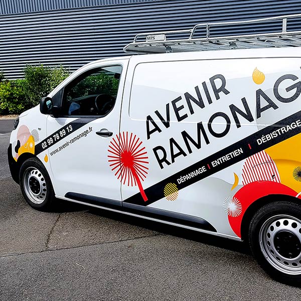 covering véhicule - marquage véhicule personnalisé d'un utilitaire pour l'entreprise de ramonage Avenir Ramonage. Flocage personnalisé de véhicule entreprise sur Rennes