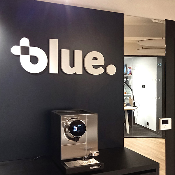 Fabrication d'une enseigne lumineuse sur mesure pour l'entreprise BLUE. Enseigne logo - lettrage non lumineux - enseigne personnalisée