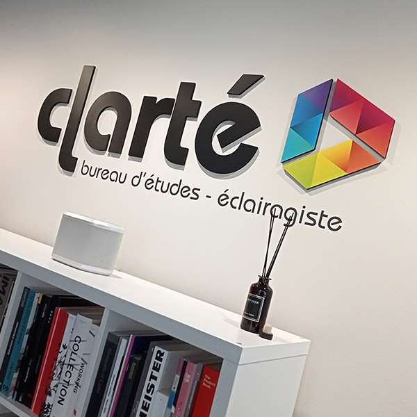 Fabrication d'une enseigne intérieure non lumineuse sur mesure les bureaux de l'entreprise Clarté. Enseigne logo - lettrage lumineux - enseigne personnalisée