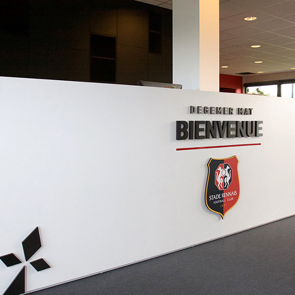 Décoration du comptoir accueil Stade Rennais avec lettrage PVC - impression