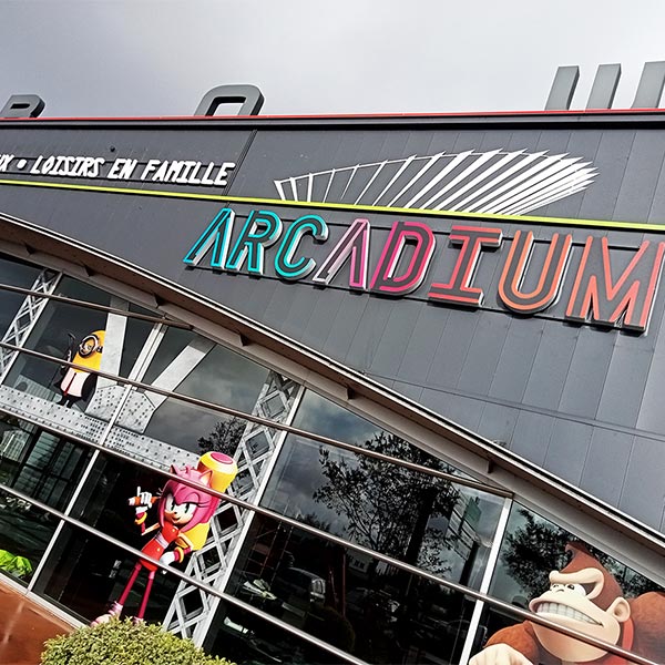 Enseigniste Rennes - Fabrication d'enseignes lumineuse sur mesure pour le complexe de jeu Arcadium