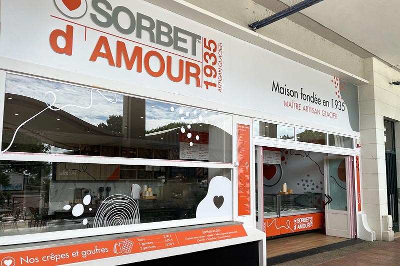 Relooking décoration - Fabrication d'une enseigne non lumineuse pour le glacier Sorbet d'Amour à Royan- Habillage personnalisé de devanture façade du magasin