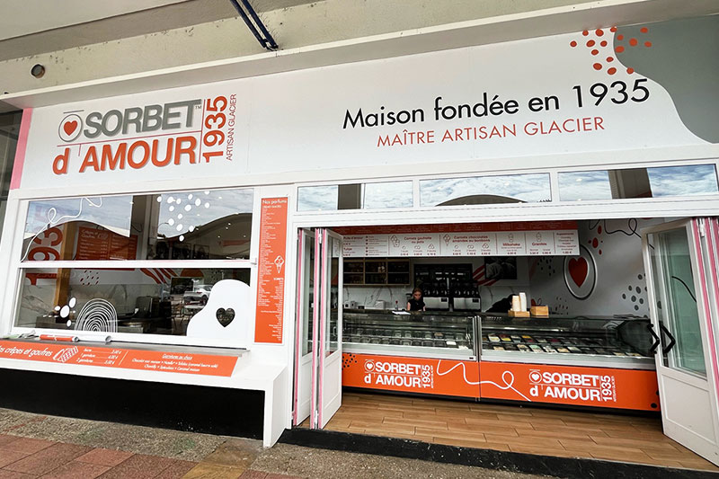 Relooking décoration - Fabrication d'une enseigne non lumineuse pour le glacier Sorbet d'Amour à Royan- Habillage personnalisé de devanture façade du magasin