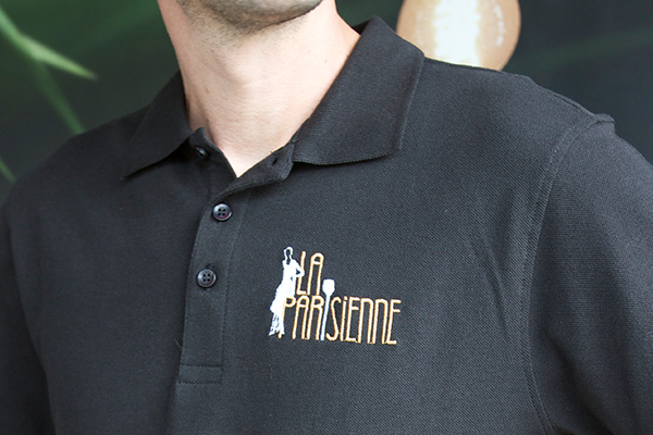 Textile publicitaire personnalisé - Polo avec borderie logo pour le restaurant La Parisienne à Rennes - vêtements personnalisés pour entreprise