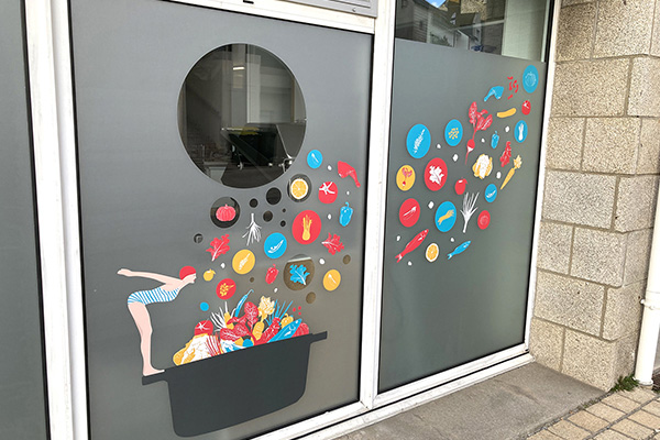 Décoration de vitrine personnalisée - adhésifs et stickers vitrine - vitrophanie - dépoli et imprimé - Maman aussi est en vacances à La Turballe